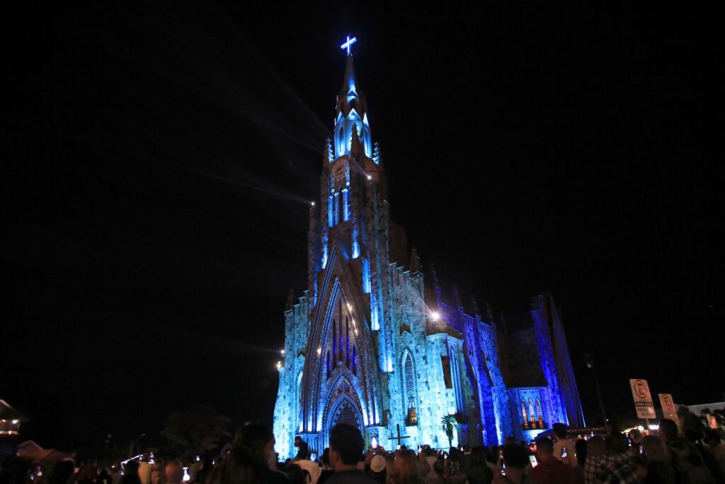 Catedral de Pedra iluminada com luzes azuis para os espetáculos do Sonho de Natal de Canela