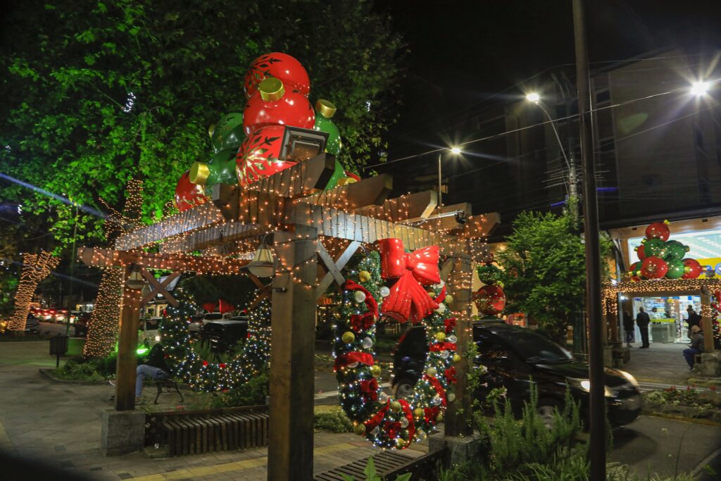 Decoração dos decks de madeira no centro de Canela, com guirlanda, luzes e bolas coloridas