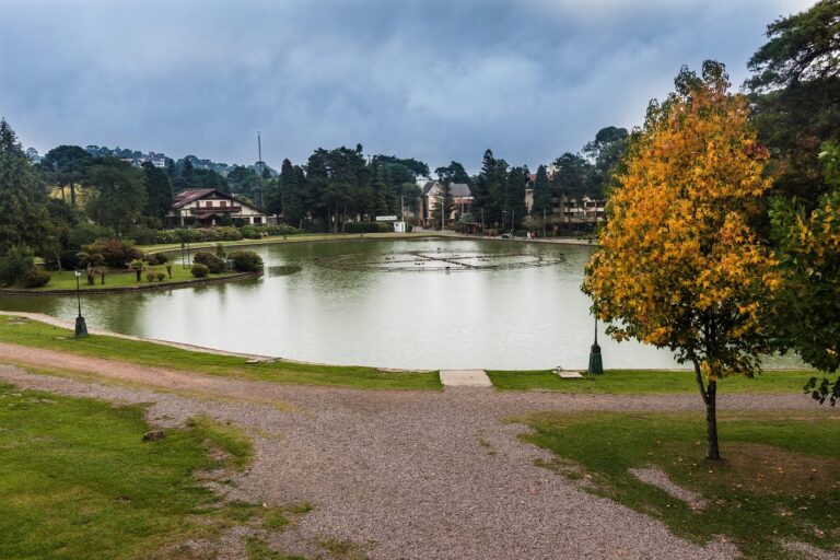 Como é o clima em Gramado ao longo do ano? Poehma Lago Negro